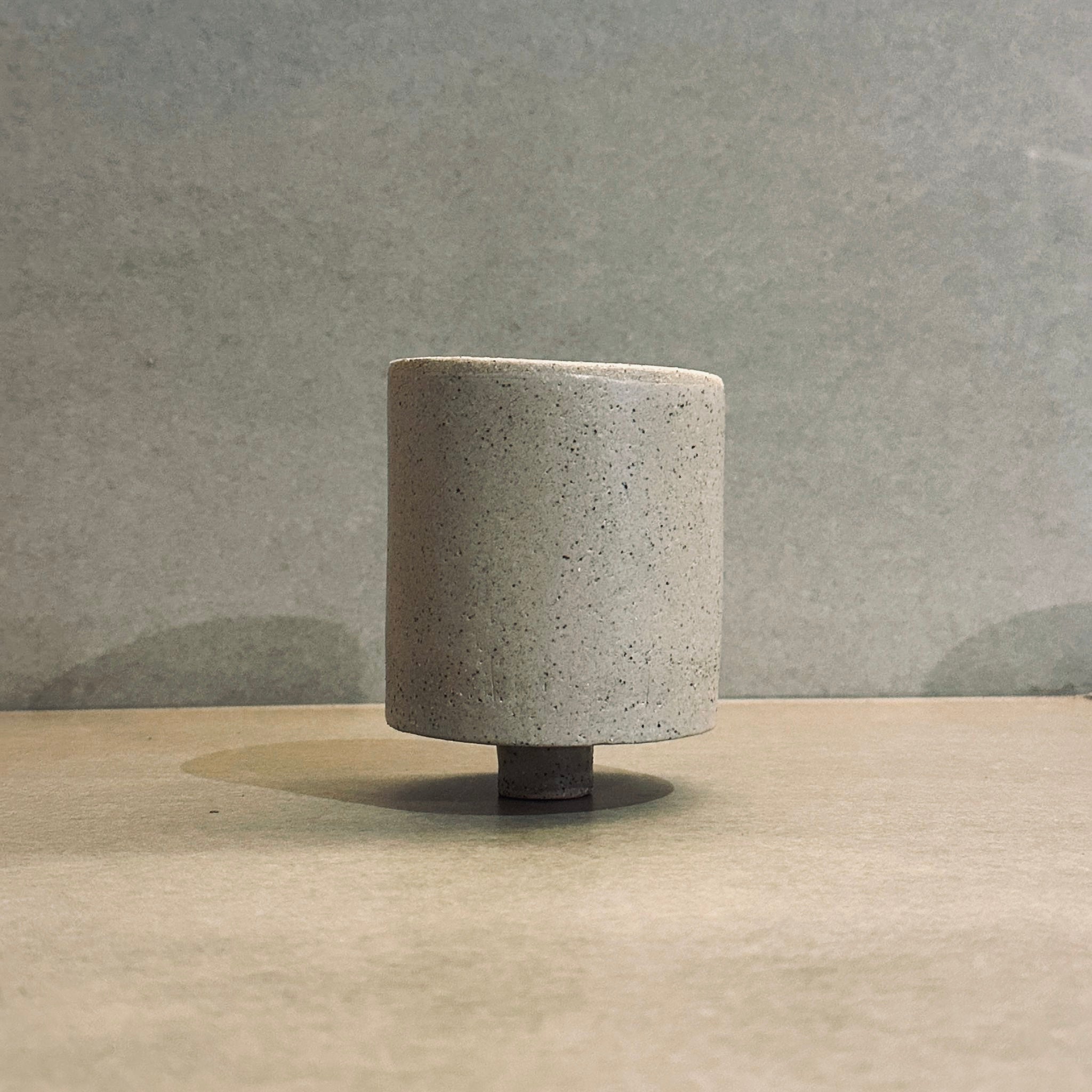 Pedestal Planter in Natural by Katie Cudal ペデスタルプランター