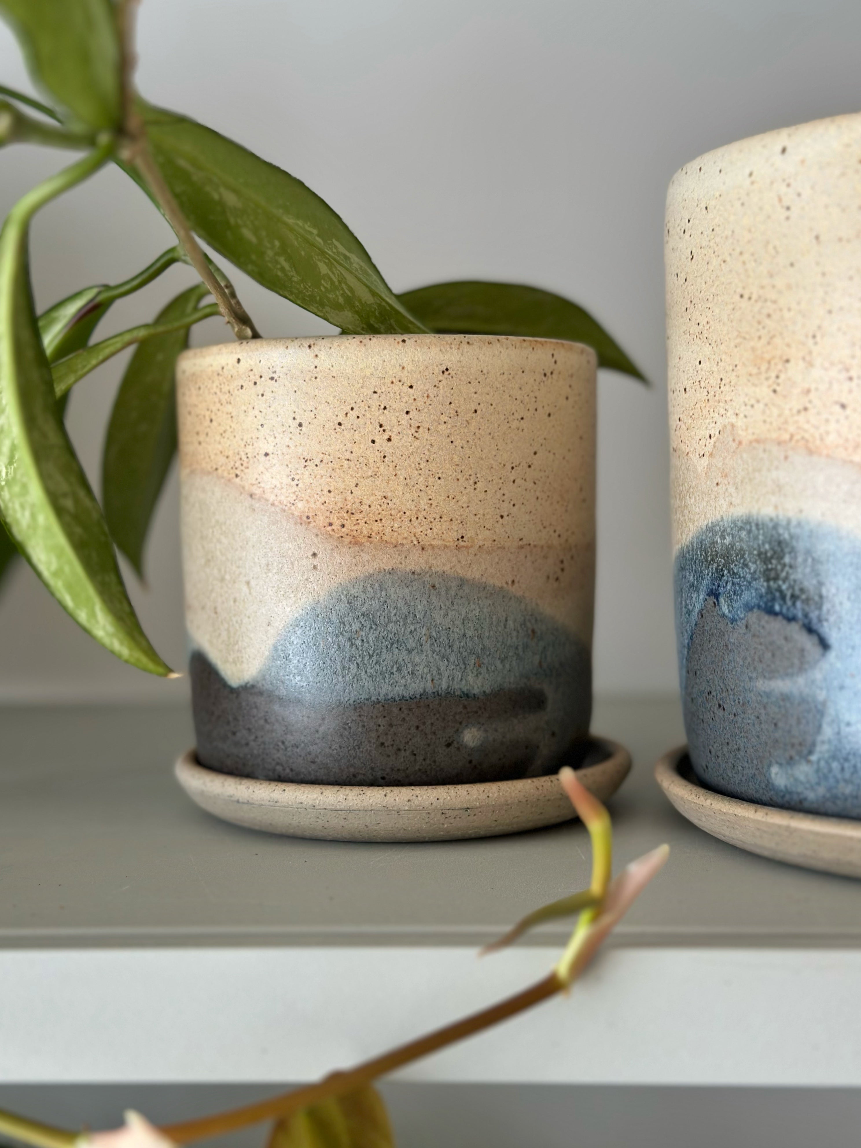 手描き　鉢植え　ハンドメイド 植木鉢をつくるWS② あみあみ模様の急須が、半分だけ真っ白に🤍 境目を