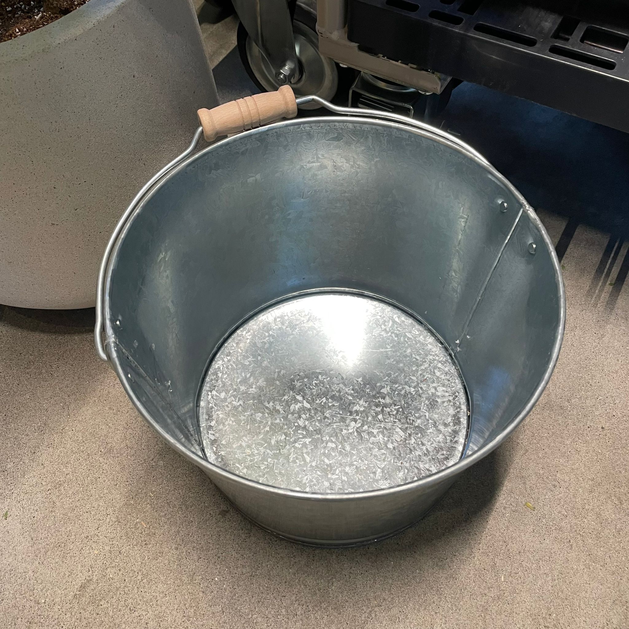 Tin Bucket Large トタン バケツ – THE PLANT SOCIETY TOKYO