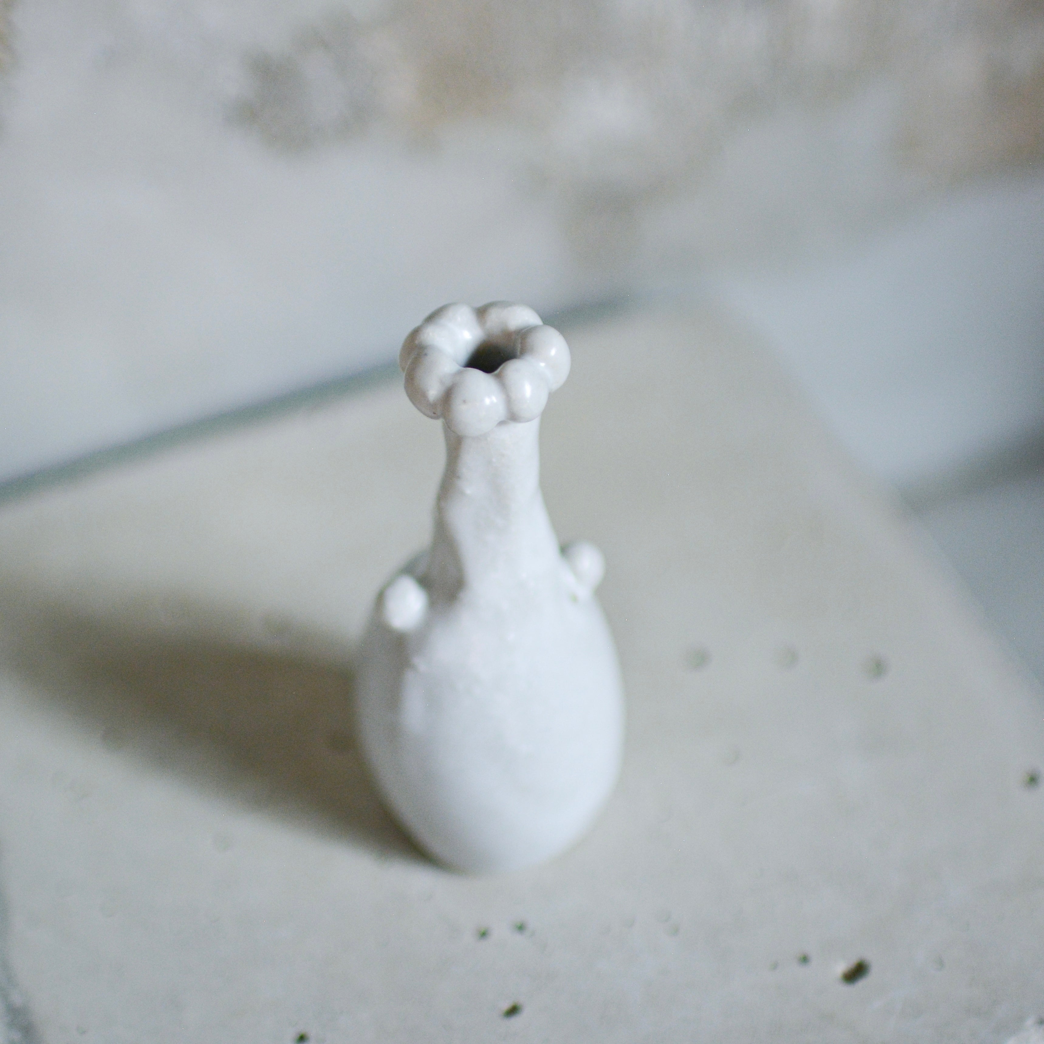 モダニズム花器 Large mouthed vase with copper-red flower design (Cinnabar